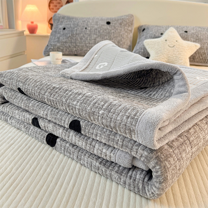 91家纺网 家纺一手货源 找家纺 （总）梵朴 2025新款印花牛奶绒珊瑚绒夹棉直角包边款床盖榻榻米炕盖