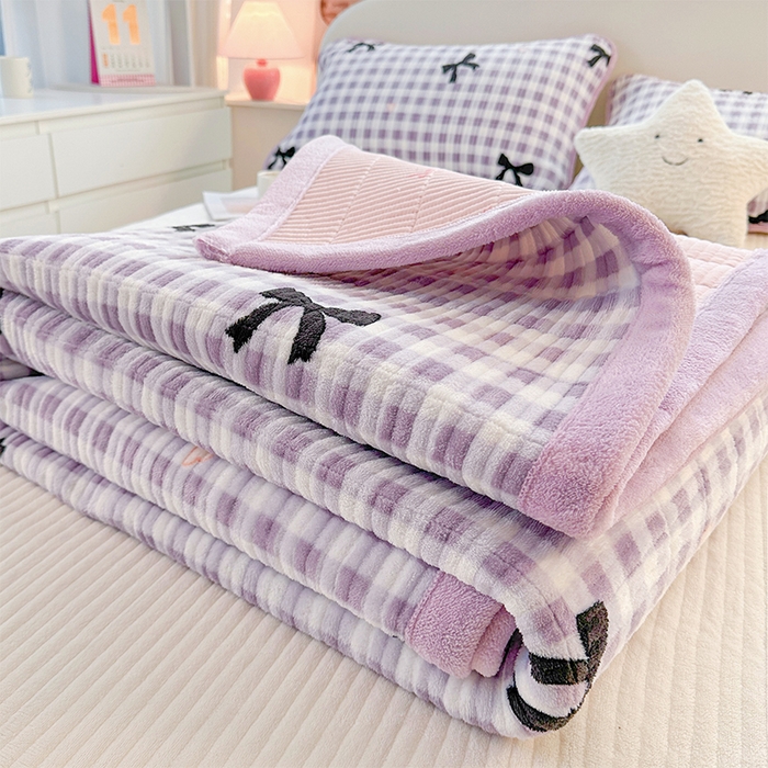 91家纺网 家纺一手货源 找家纺 （总）梵朴 2025新款印花牛奶绒珊瑚绒夹棉直角包边款床盖榻榻米炕盖