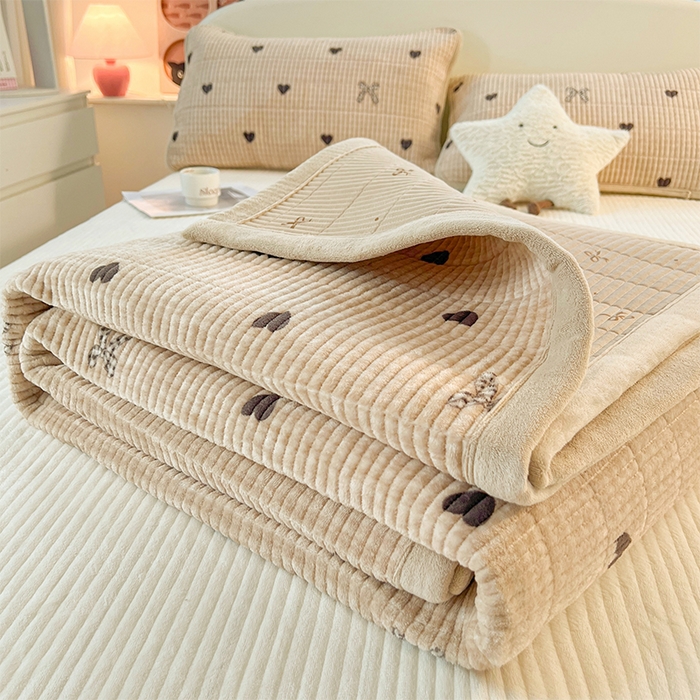 91家纺网 家纺一手货源 找家纺 （总）梵朴 2025新款印花牛奶绒珊瑚绒夹棉直角包边款床盖榻榻米炕盖