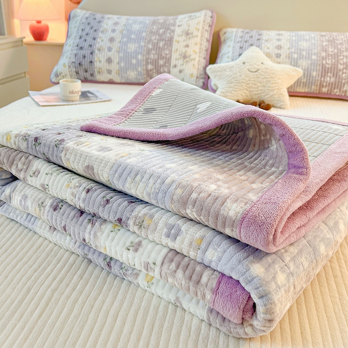 91家纺网 家纺一手货源 找家纺 （总）梵朴 2025新款印花牛奶绒珊瑚绒夹棉直角包边款床盖榻榻米炕盖