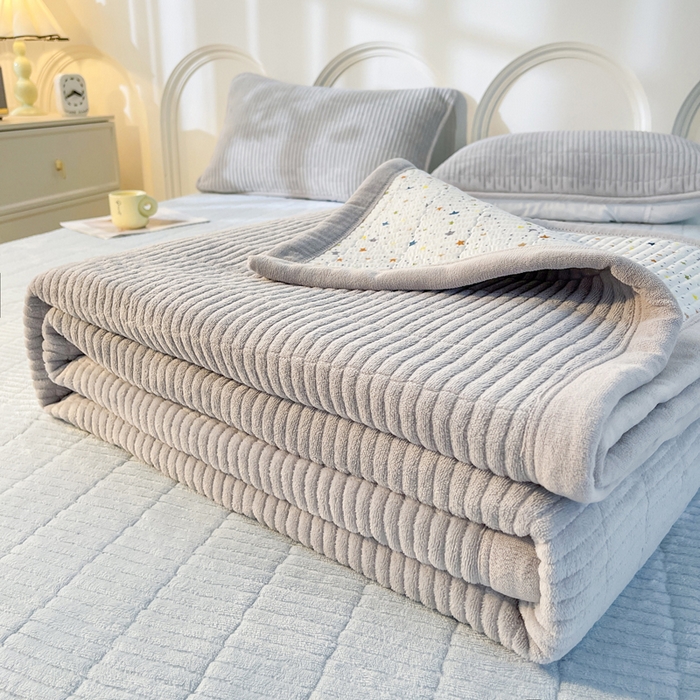 91家纺网 家纺一手货源 找家纺 （总）梵朴 2025新款印花牛奶绒珊瑚绒夹棉直角包边款床盖榻榻米炕盖