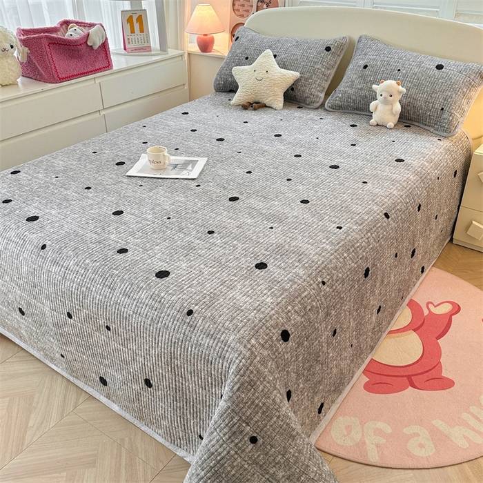 91家纺网 家纺一手货源 找家纺 梵朴 2025新款印花牛奶绒珊瑚绒夹棉直角包边款床盖榻榻米炕盖 波点灰