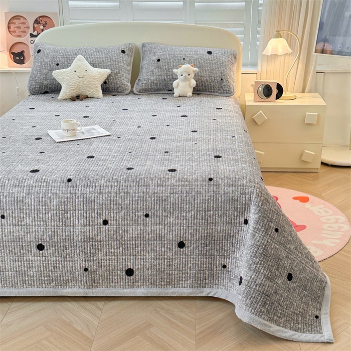 91家纺网 家纺一手货源 找家纺 梵朴 2025新款印花牛奶绒珊瑚绒夹棉直角包边款床盖榻榻米炕盖 波点灰