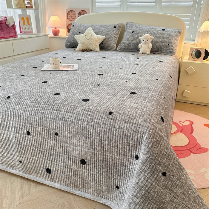 91家纺网 家纺一手货源 找家纺 梵朴 2025新款印花牛奶绒珊瑚绒夹棉直角包边款床盖榻榻米炕盖 波点灰