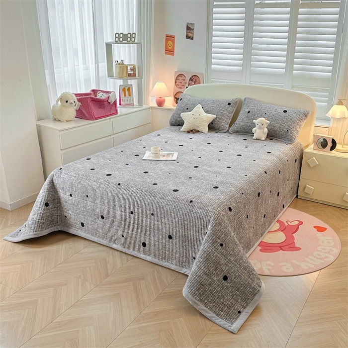 91家纺网 家纺一手货源 找家纺 梵朴 2025新款印花牛奶绒珊瑚绒夹棉直角包边款床盖榻榻米炕盖 波点灰