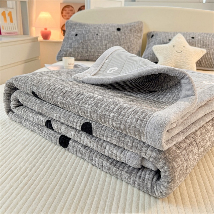 91家纺网 家纺一手货源 找家纺 梵朴 2025新款印花牛奶绒珊瑚绒夹棉直角包边款床盖榻榻米炕盖 波点灰