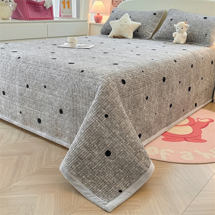 91家纺网 家纺一手货源 找家纺 梵朴 2025新款印花牛奶绒珊瑚绒夹棉直角包边款床盖榻榻米炕盖 波点灰