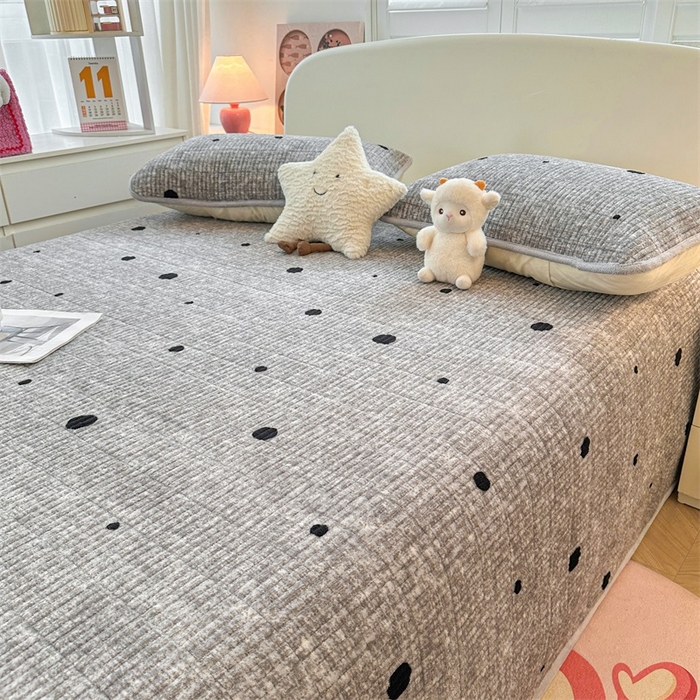 91家纺网 家纺一手货源 找家纺 梵朴 2025新款印花牛奶绒珊瑚绒夹棉直角包边款床盖榻榻米炕盖 波点灰