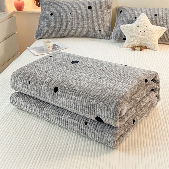 91家纺网 家纺一手货源 找家纺 梵朴 2025新款印花牛奶绒珊瑚绒夹棉直角包边款床盖榻榻米炕盖 波点灰