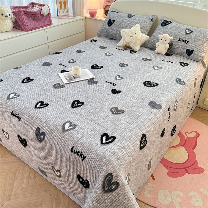 91家纺网 家纺一手货源 找家纺 梵朴 2025新款印花牛奶绒珊瑚绒夹棉直角包边款床盖榻榻米炕盖 幸运心-灰