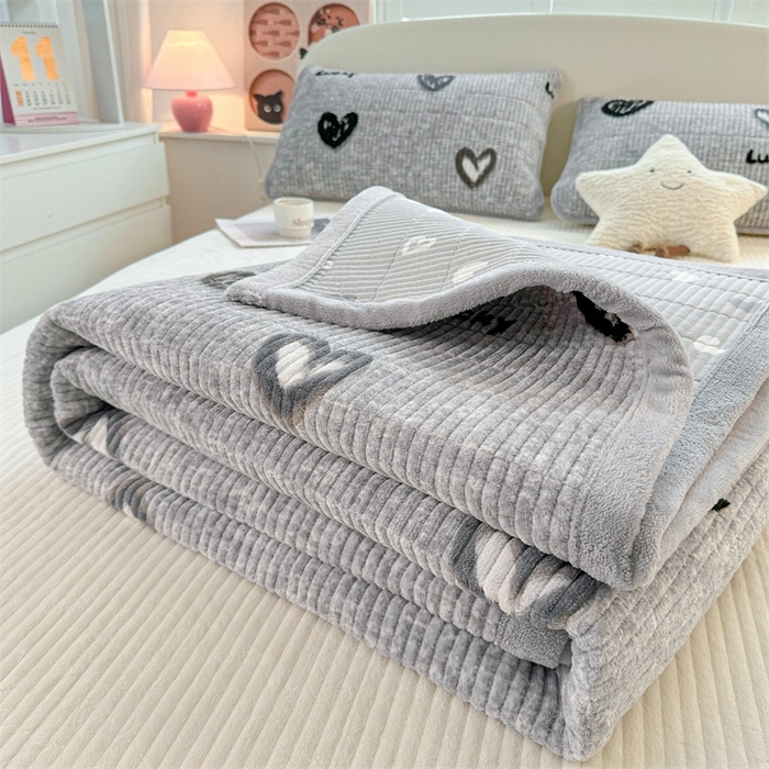 91家纺网 家纺一手货源 找家纺 梵朴 2025新款印花牛奶绒珊瑚绒夹棉直角包边款床盖榻榻米炕盖 幸运心-灰