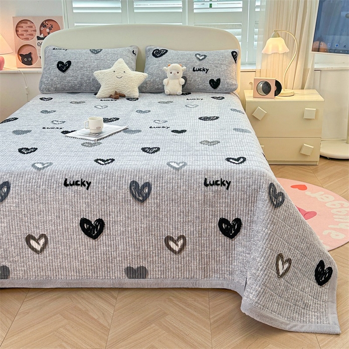 91家纺网 家纺一手货源 找家纺 梵朴 2025新款印花牛奶绒珊瑚绒夹棉直角包边款床盖榻榻米炕盖 幸运心-灰