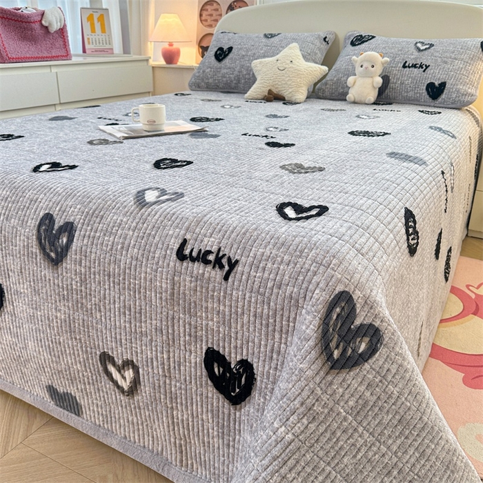 91家纺网 家纺一手货源 找家纺 梵朴 2025新款印花牛奶绒珊瑚绒夹棉直角包边款床盖榻榻米炕盖 幸运心-灰