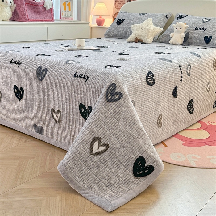 91家纺网 家纺一手货源 找家纺 梵朴 2025新款印花牛奶绒珊瑚绒夹棉直角包边款床盖榻榻米炕盖 幸运心-灰