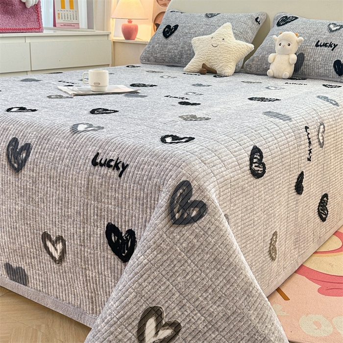 91家纺网 家纺一手货源 找家纺 梵朴 2025新款印花牛奶绒珊瑚绒夹棉直角包边款床盖榻榻米炕盖 幸运心-灰