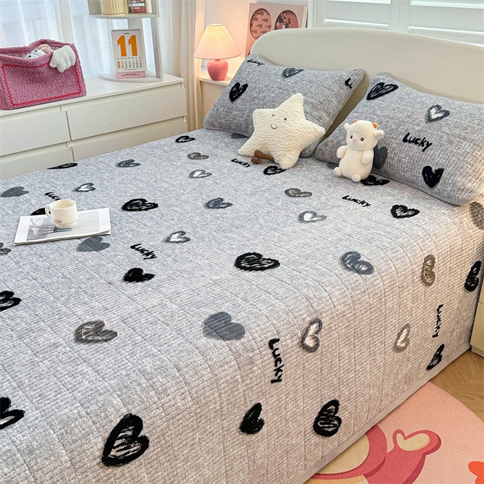 91家纺网 家纺一手货源 找家纺 梵朴 2025新款印花牛奶绒珊瑚绒夹棉直角包边款床盖榻榻米炕盖 幸运心-灰