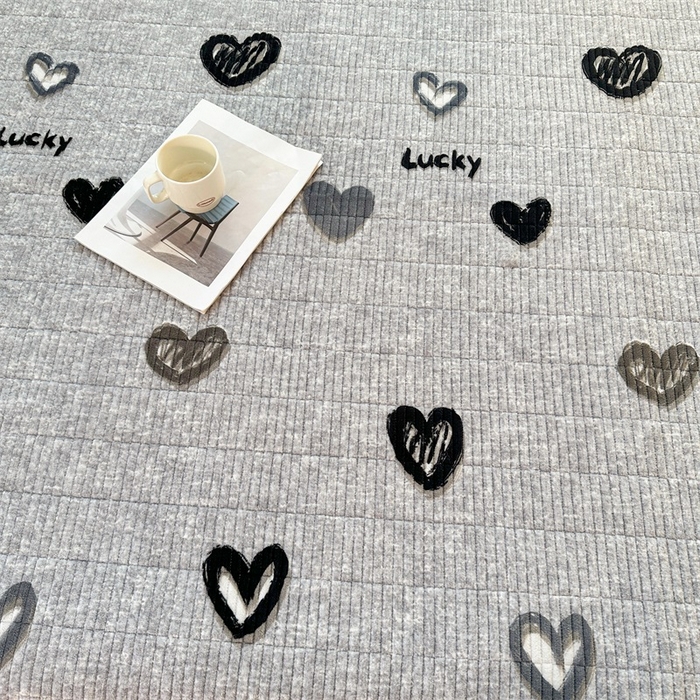 91家纺网 家纺一手货源 找家纺 梵朴 2025新款印花牛奶绒珊瑚绒夹棉直角包边款床盖榻榻米炕盖 幸运心-灰