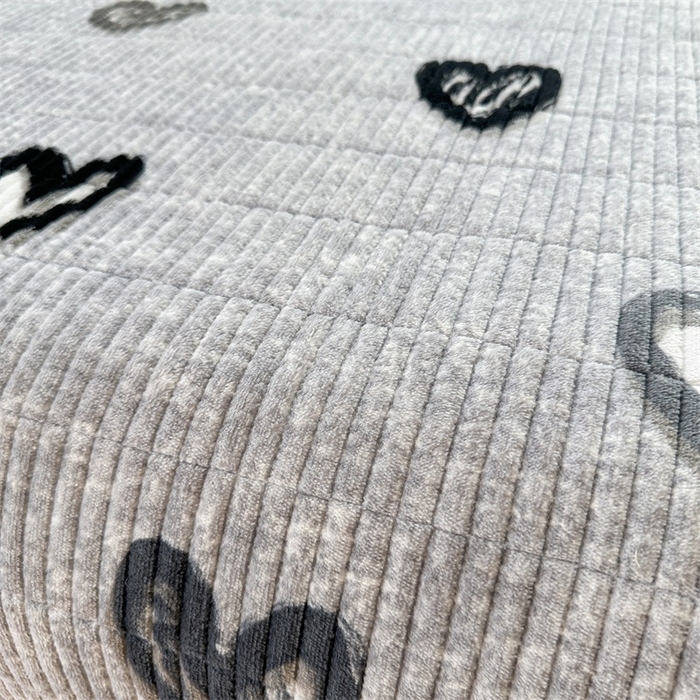 91家纺网 家纺一手货源 找家纺 梵朴 2025新款印花牛奶绒珊瑚绒夹棉直角包边款床盖榻榻米炕盖 幸运心-灰
