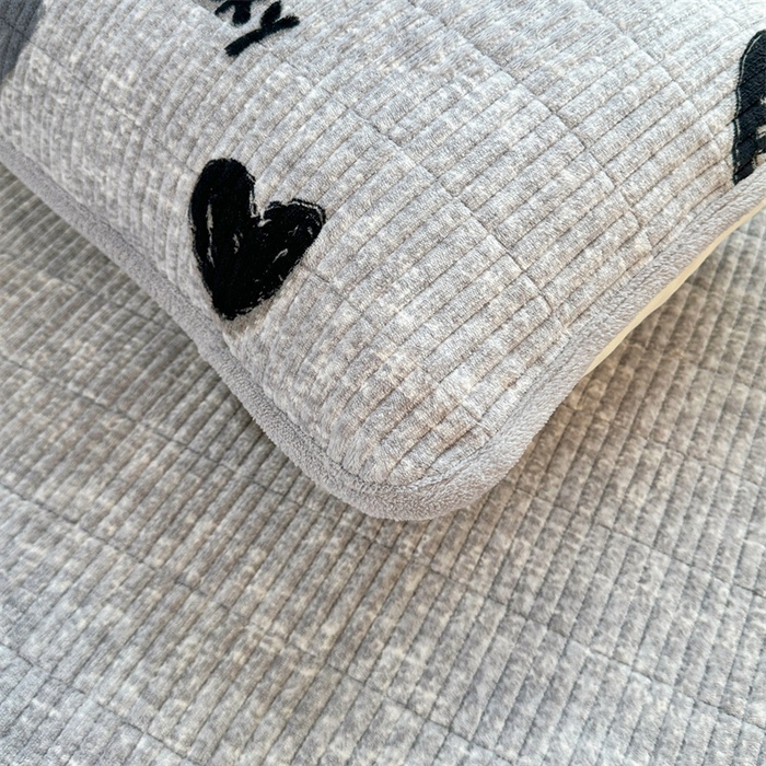 91家纺网 家纺一手货源 找家纺 梵朴 2025新款印花牛奶绒珊瑚绒夹棉直角包边款床盖榻榻米炕盖 幸运心-灰