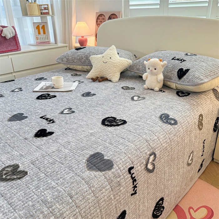 91家纺网 家纺一手货源 找家纺 梵朴 2025新款印花牛奶绒珊瑚绒夹棉直角包边款床盖榻榻米炕盖 幸运心-灰