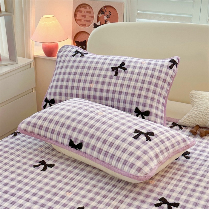 91家纺网 家纺一手货源 找家纺 梵朴 2025新款印花牛奶绒珊瑚绒夹棉直角包边款床盖榻榻米炕盖 蝴蝶结紫