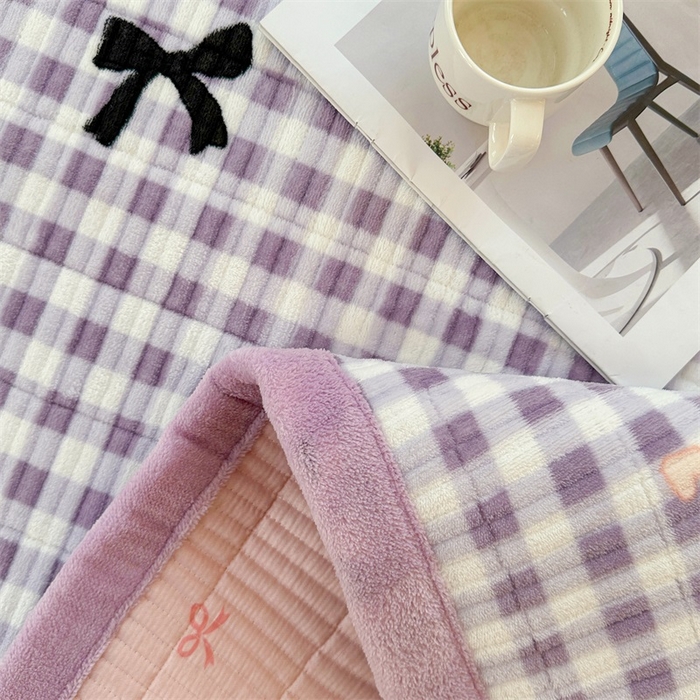 91家纺网 家纺一手货源 找家纺 梵朴 2025新款印花牛奶绒珊瑚绒夹棉直角包边款床盖榻榻米炕盖 蝴蝶结紫