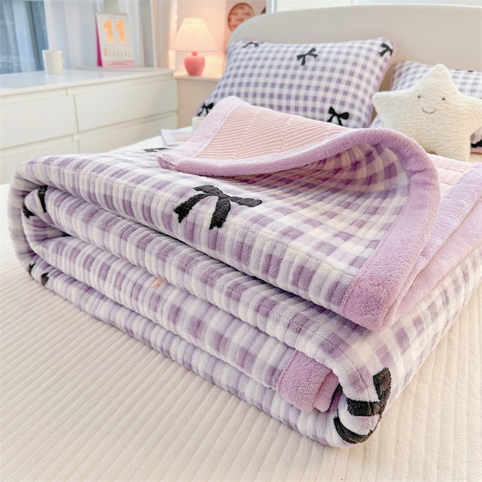 91家纺网 家纺一手货源 找家纺 梵朴 2025新款印花牛奶绒珊瑚绒夹棉直角包边款床盖榻榻米炕盖 蝴蝶结紫