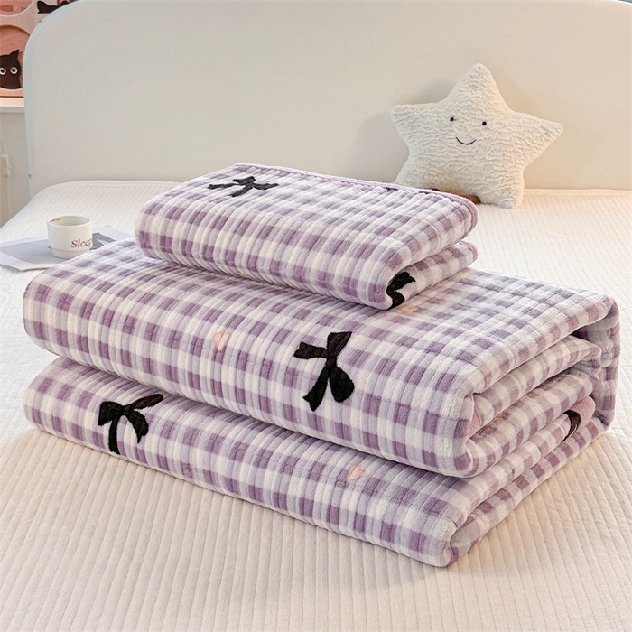 91家纺网 家纺一手货源 找家纺 梵朴 2025新款印花牛奶绒珊瑚绒夹棉直角包边款床盖榻榻米炕盖 蝴蝶结紫