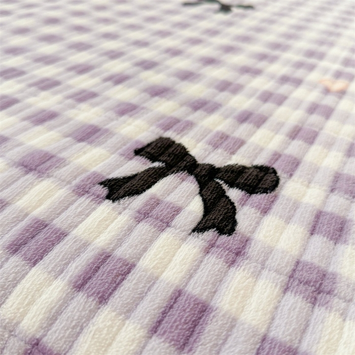 91家纺网 家纺一手货源 找家纺 梵朴 2025新款印花牛奶绒珊瑚绒夹棉直角包边款床盖榻榻米炕盖 蝴蝶结紫