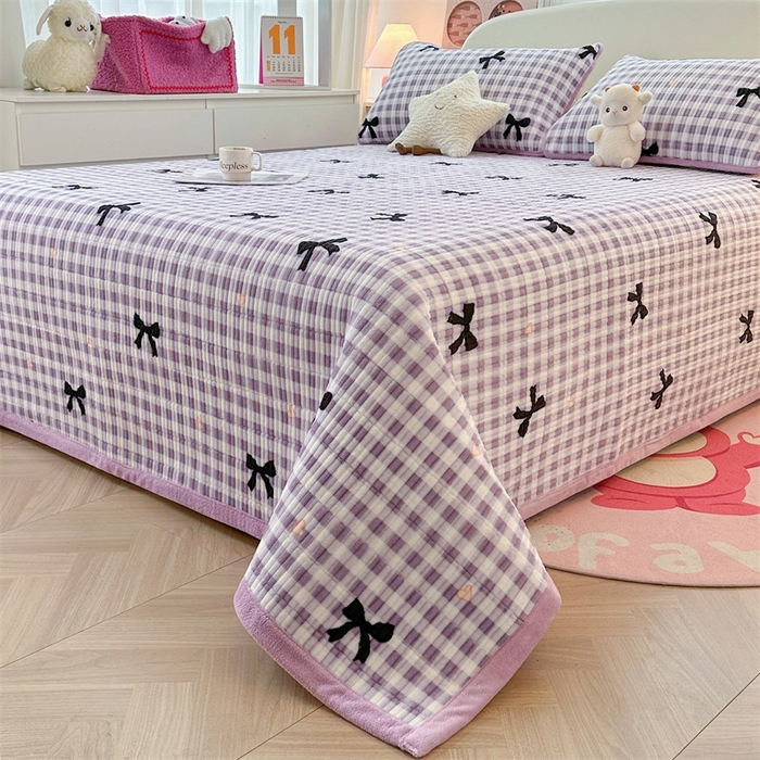 91家纺网 家纺一手货源 找家纺 梵朴 2025新款印花牛奶绒珊瑚绒夹棉直角包边款床盖榻榻米炕盖 蝴蝶结紫