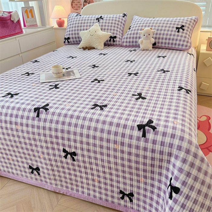 91家纺网 家纺一手货源 找家纺 梵朴 2025新款印花牛奶绒珊瑚绒夹棉直角包边款床盖榻榻米炕盖 蝴蝶结紫