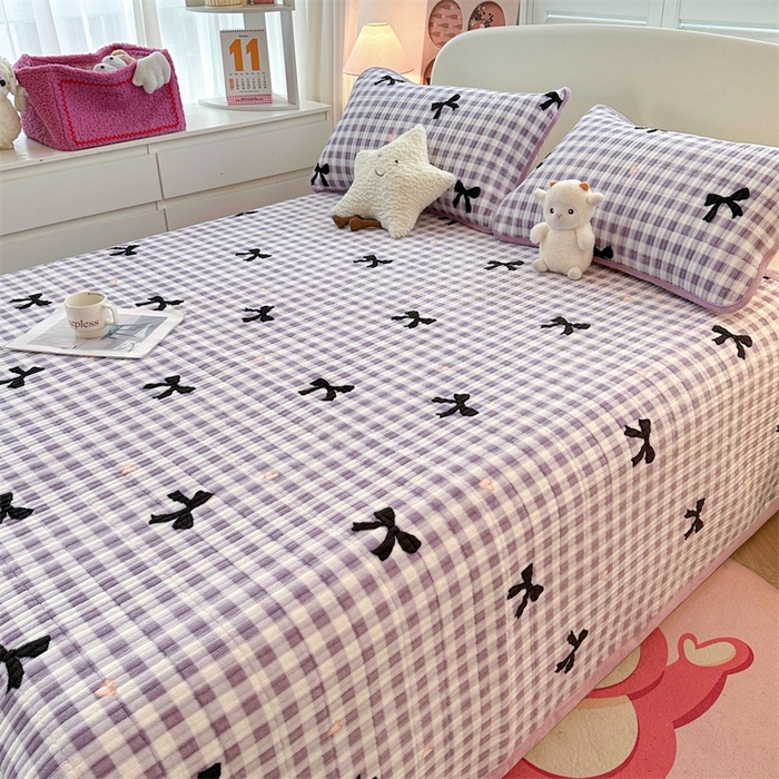 91家纺网 家纺一手货源 找家纺 梵朴 2025新款印花牛奶绒珊瑚绒夹棉直角包边款床盖榻榻米炕盖 蝴蝶结紫