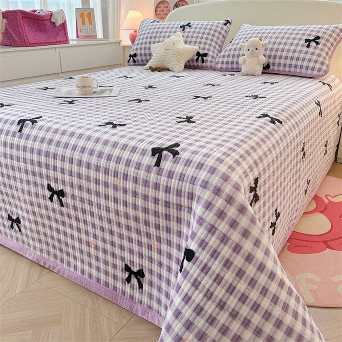 91家纺网 家纺一手货源 找家纺 梵朴 2025新款印花牛奶绒珊瑚绒夹棉直角包边款床盖榻榻米炕盖 蝴蝶结紫