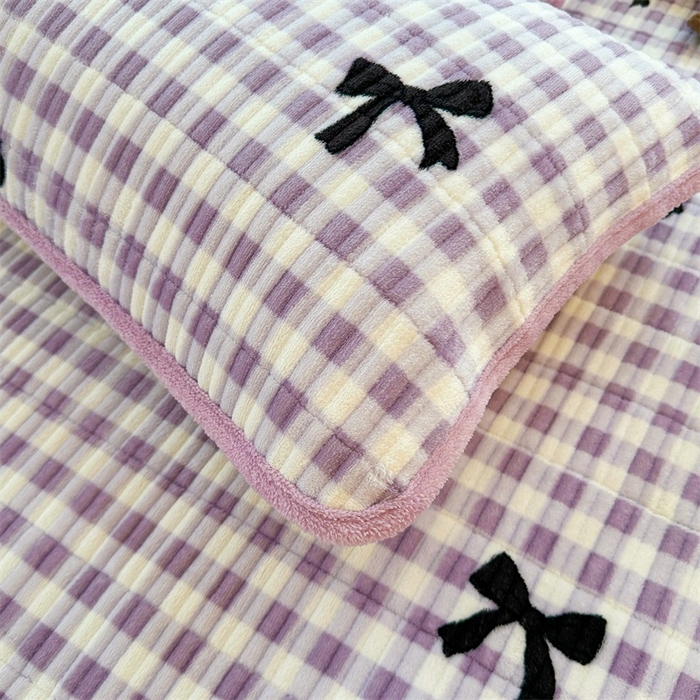 91家纺网 家纺一手货源 找家纺 梵朴 2025新款印花牛奶绒珊瑚绒夹棉直角包边款床盖榻榻米炕盖 蝴蝶结紫