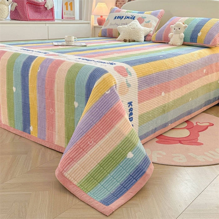 91家纺网 家纺一手货源 找家纺 梵朴 2025新款印花牛奶绒珊瑚绒夹棉直角包边款床盖榻榻米炕盖 彩虹条