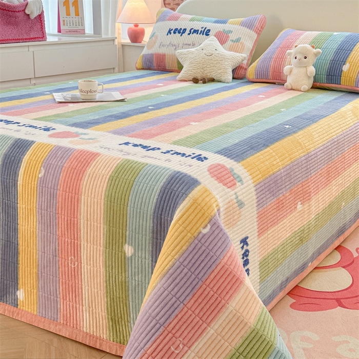 91家纺网 家纺一手货源 找家纺 梵朴 2025新款印花牛奶绒珊瑚绒夹棉直角包边款床盖榻榻米炕盖 彩虹条