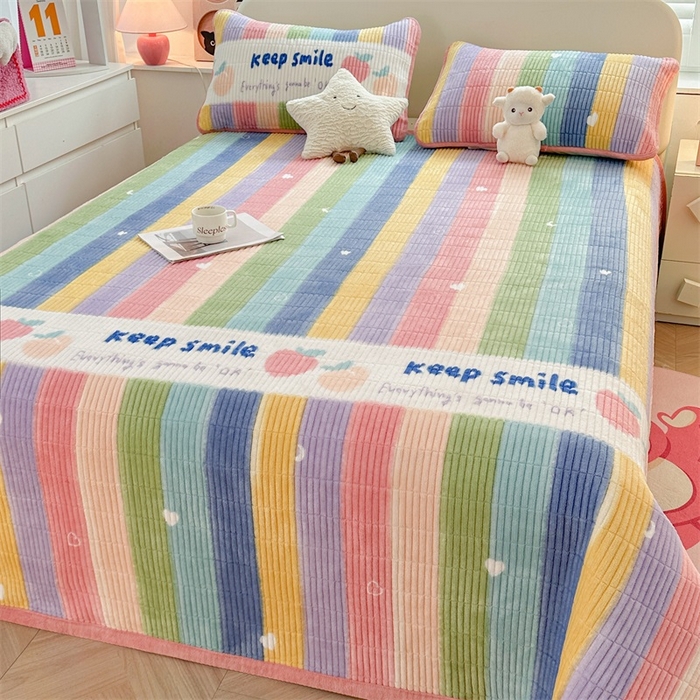 91家纺网 家纺一手货源 找家纺 梵朴 2025新款印花牛奶绒珊瑚绒夹棉直角包边款床盖榻榻米炕盖 彩虹条