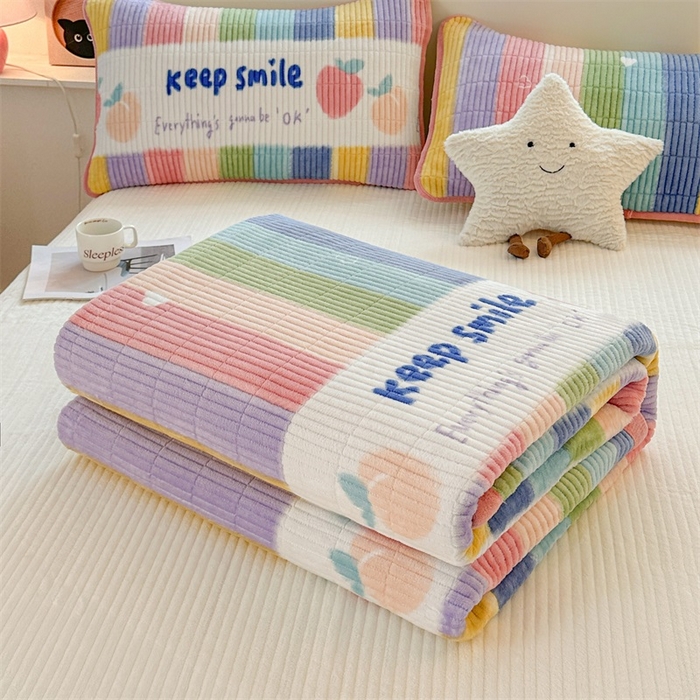 91家纺网 家纺一手货源 找家纺 梵朴 2025新款印花牛奶绒珊瑚绒夹棉直角包边款床盖榻榻米炕盖 彩虹条