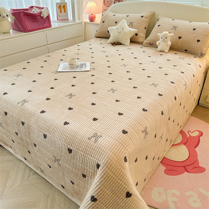 91家纺网 家纺一手货源 找家纺 梵朴 2025新款印花牛奶绒珊瑚绒夹棉直角包边款床盖榻榻米炕盖 蝶之心-咖