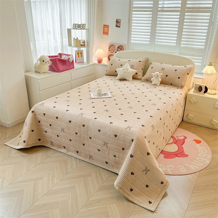 91家纺网 家纺一手货源 找家纺 梵朴 2025新款印花牛奶绒珊瑚绒夹棉直角包边款床盖榻榻米炕盖 蝶之心-咖