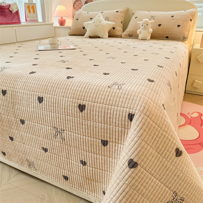 91家纺网 家纺一手货源 找家纺 梵朴 2025新款印花牛奶绒珊瑚绒夹棉直角包边款床盖榻榻米炕盖 蝶之心-咖