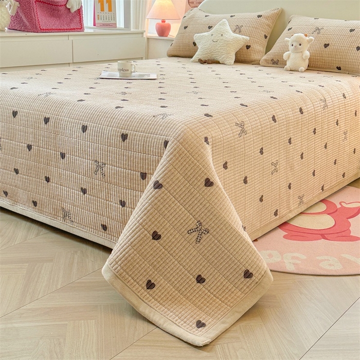 91家纺网 家纺一手货源 找家纺 梵朴 2025新款印花牛奶绒珊瑚绒夹棉直角包边款床盖榻榻米炕盖 蝶之心-咖