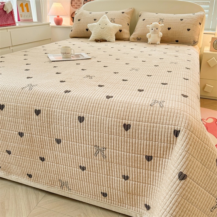 91家纺网 家纺一手货源 找家纺 梵朴 2025新款印花牛奶绒珊瑚绒夹棉直角包边款床盖榻榻米炕盖 蝶之心-咖