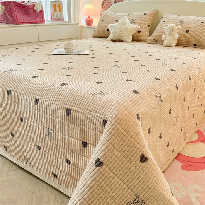 91家纺网 家纺一手货源 找家纺 梵朴 2025新款印花牛奶绒珊瑚绒夹棉直角包边款床盖榻榻米炕盖 蝶之心-咖