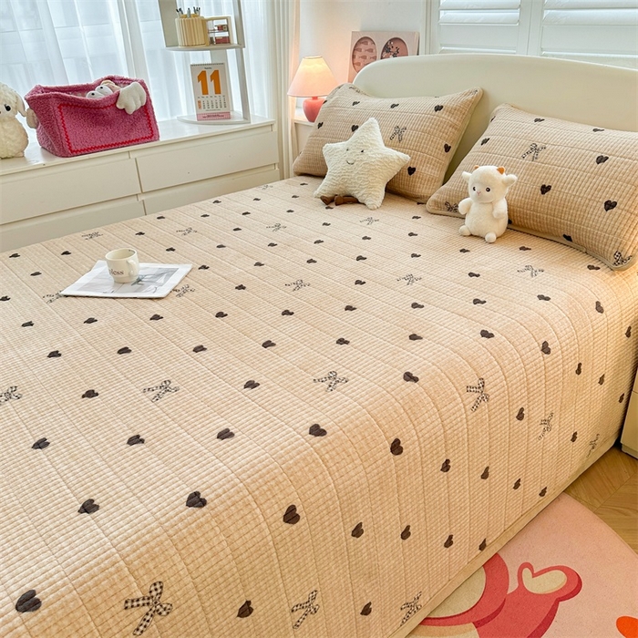 91家纺网 家纺一手货源 找家纺 梵朴 2025新款印花牛奶绒珊瑚绒夹棉直角包边款床盖榻榻米炕盖 蝶之心-咖