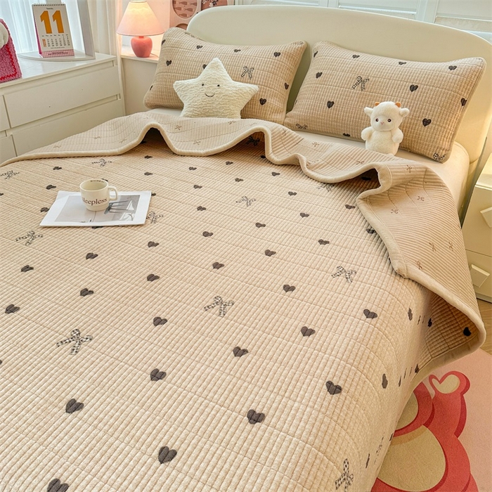 91家纺网 家纺一手货源 找家纺 梵朴 2025新款印花牛奶绒珊瑚绒夹棉直角包边款床盖榻榻米炕盖 蝶之心-咖