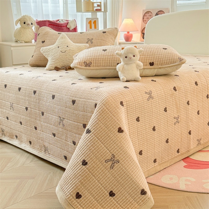 91家纺网 家纺一手货源 找家纺 梵朴 2025新款印花牛奶绒珊瑚绒夹棉直角包边款床盖榻榻米炕盖 蝶之心-咖