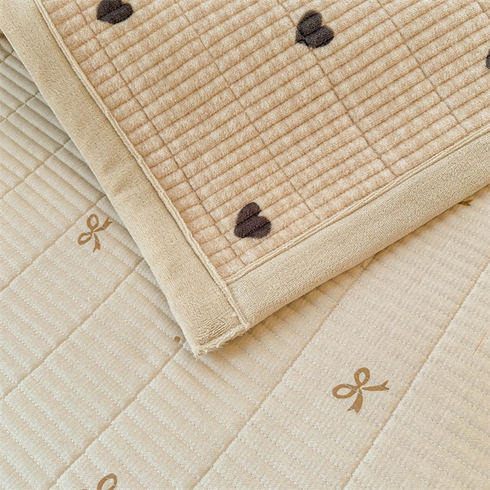 91家纺网 家纺一手货源 找家纺 梵朴 2025新款印花牛奶绒珊瑚绒夹棉直角包边款床盖榻榻米炕盖 蝶之心-咖