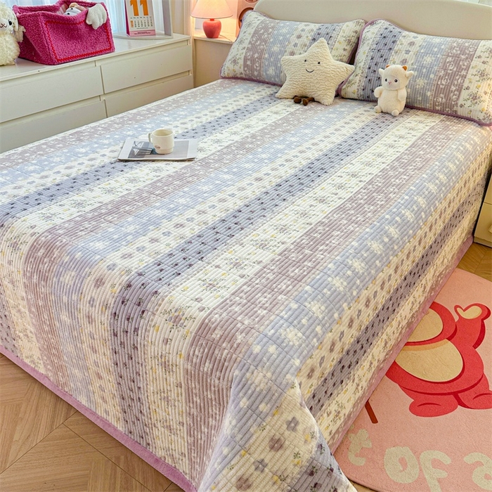 91家纺网 家纺一手货源 找家纺 梵朴 2025新款印花牛奶绒珊瑚绒夹棉直角包边款床盖榻榻米炕盖 条纹小花-紫