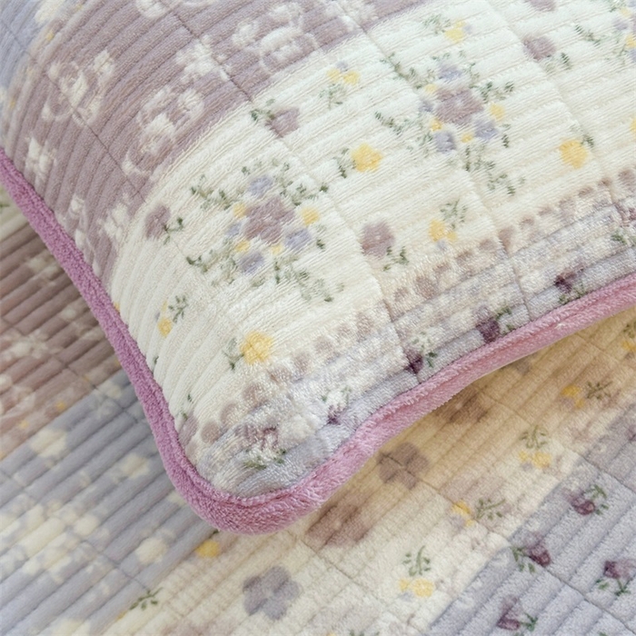 91家纺网 家纺一手货源 找家纺 梵朴 2025新款印花牛奶绒珊瑚绒夹棉直角包边款床盖榻榻米炕盖 条纹小花-紫